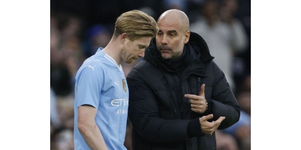 Pep Guardiola macht sich am Spielfeldrand Sorgen um die Fitness von Kevin De Bruyne